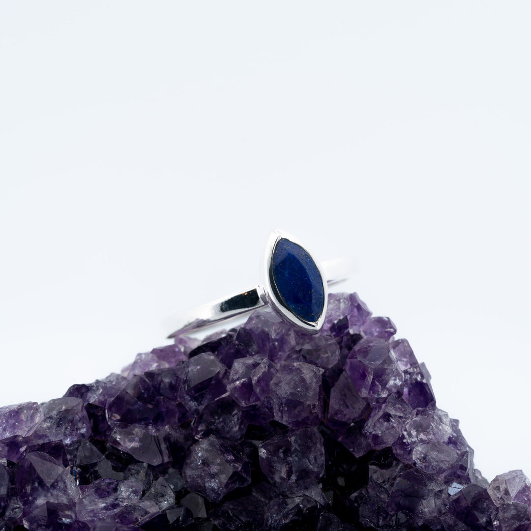 Sibrinis žiedas su lazuritu „Nakties tyluma“