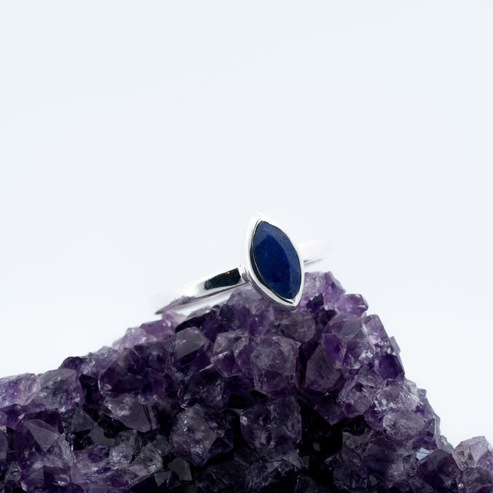 Sibrinis žiedas su lazuritu „Nakties tyluma“