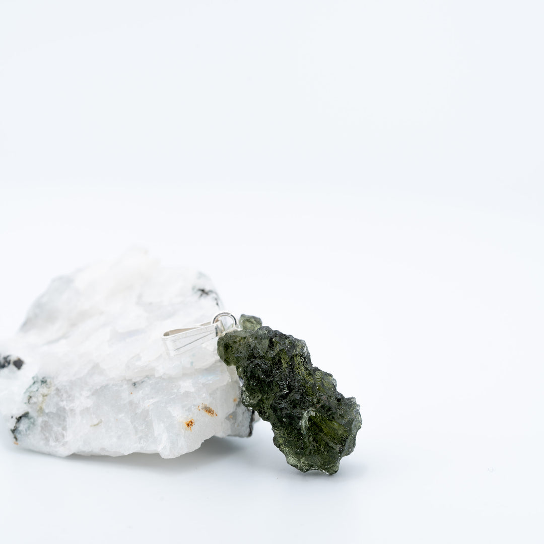 Sidabrinis Moldavito pakabukas 2.64 g