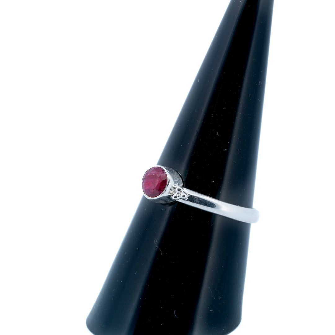Sidabrinis žiedas su rubinu „Širdies ugnis"