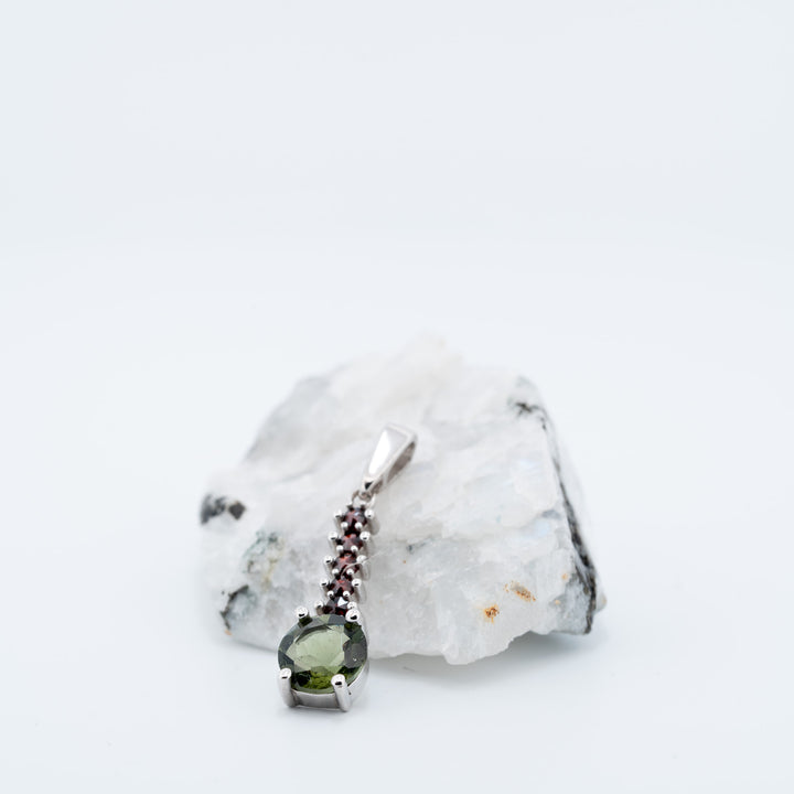 Sidabrinis pakabukas su moldavitu ir čekiškais granatais „Meteoro šviesa“