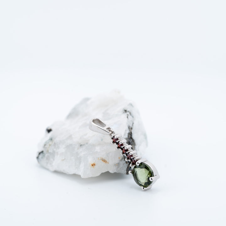 Sidabrinis pakabukas su moldavitu ir čekiškais granatais „Meteoro šviesa“