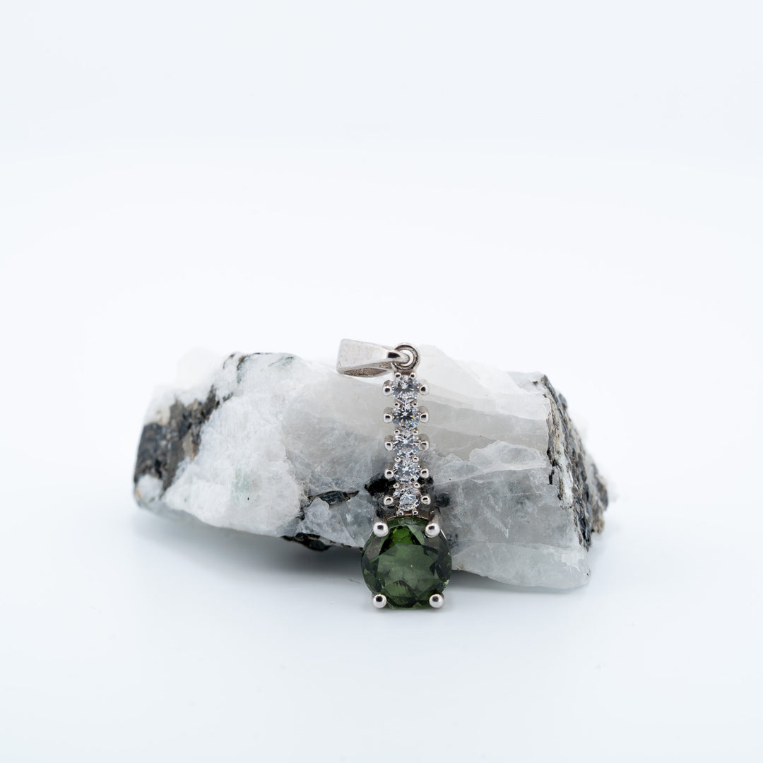 Sidabrinis pakabukas su moldavitu ir cirkoniais „Šviesos kelias“