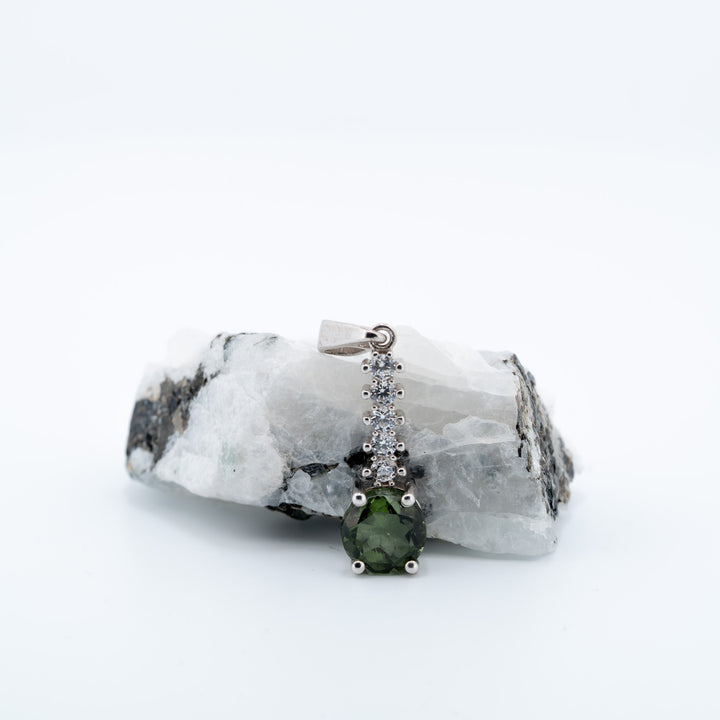 Sidabrinis pakabukas su moldavitu ir cirkoniais „Šviesos kelias“