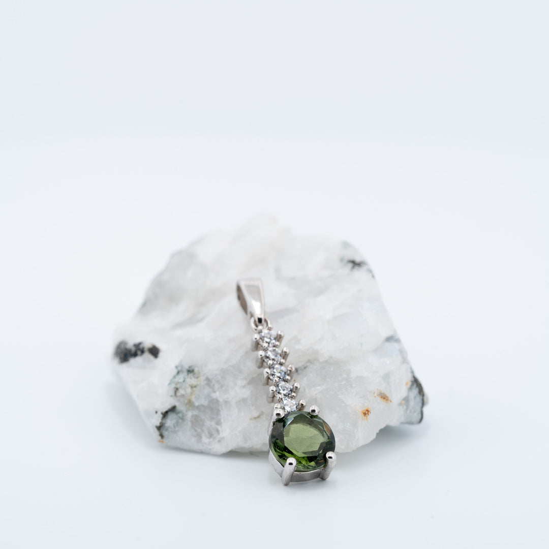 Sidabrinis pakabukas su moldavitu ir cirkoniais „Šviesos kelias“