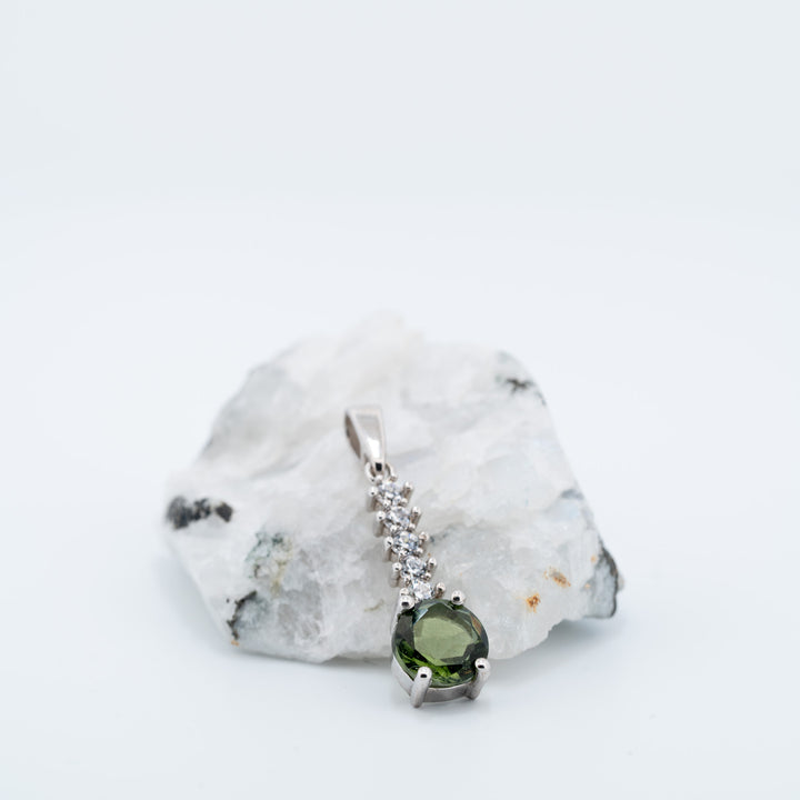 Sidabrinis pakabukas su moldavitu ir cirkoniais „Šviesos kelias“