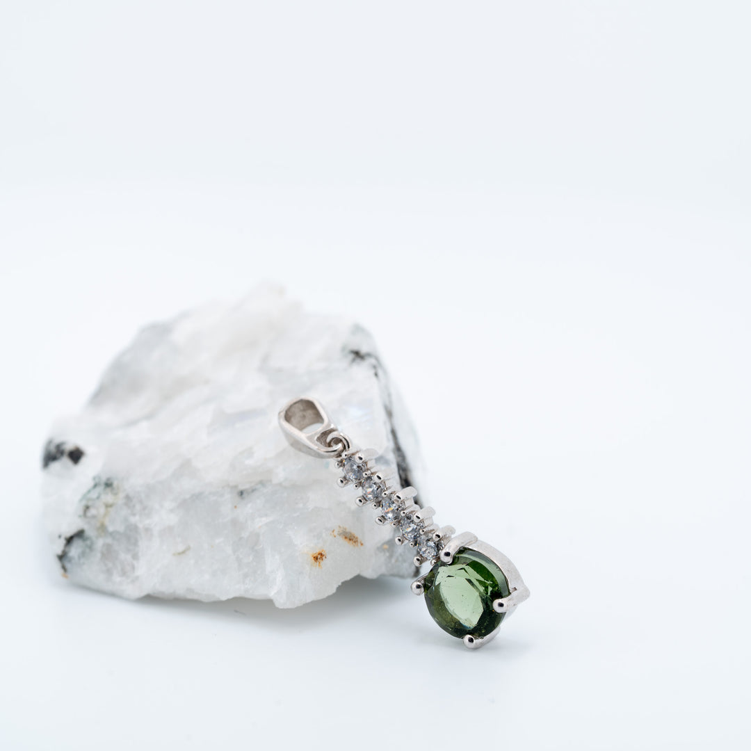 Sidabrinis pakabukas su moldavitu ir cirkoniais „Šviesos kelias“