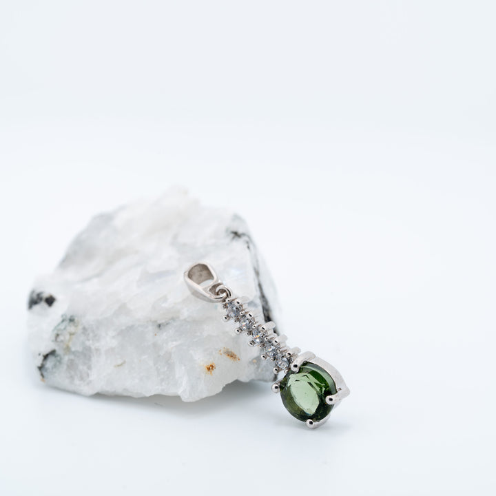 Sidabrinis pakabukas su moldavitu ir cirkoniais „Šviesos kelias“