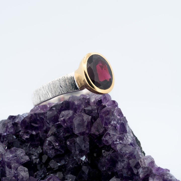 Sidabrinis žiedas su Birmos granatu piropu „Ugnies šaltinis“