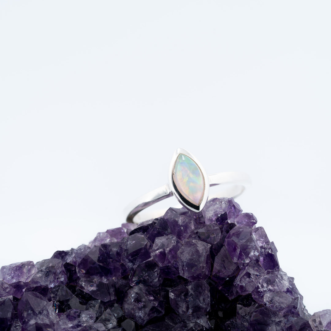 Sidabrinis žiedas su Etiopijos opalu „Auroros prisilietimas“