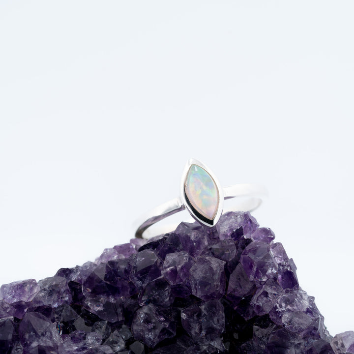 Sidabrinis žiedas su Etiopijos opalu „Auroros prisilietimas“