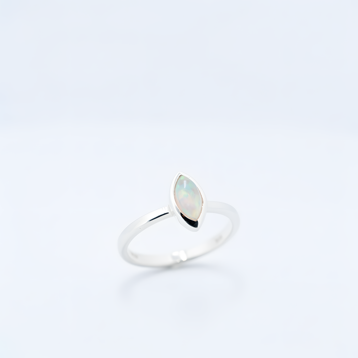 Sidabrinis žiedas su Etiopijos opalu „Auroros prisilietimas“