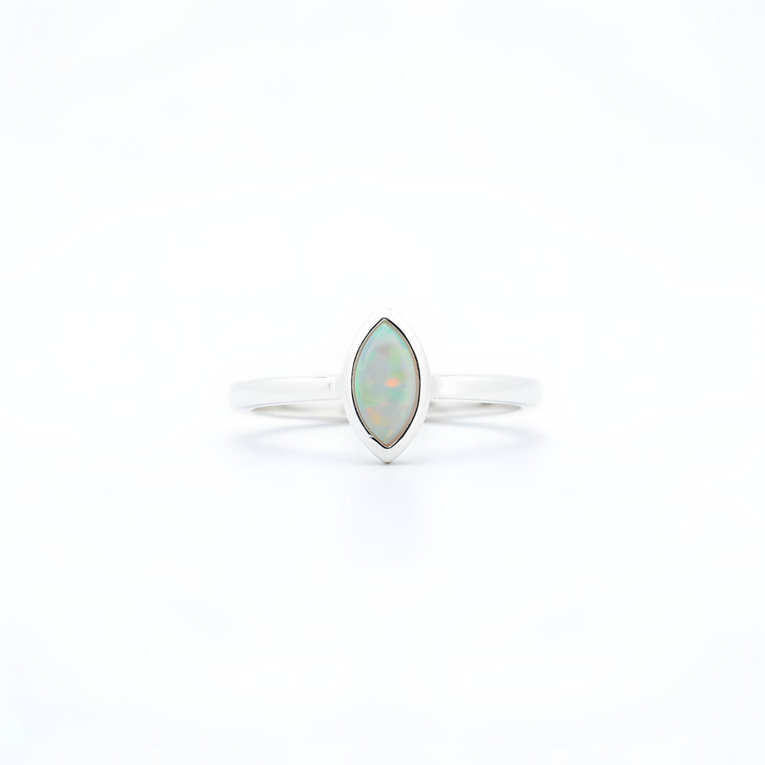 Sidabrinis žiedas su Etiopijos opalu „Auroros prisilietimas“