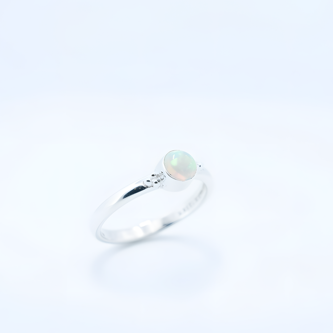 Sidabrinis žiedas su Etiopijos opalu „Svajonių šviesa"