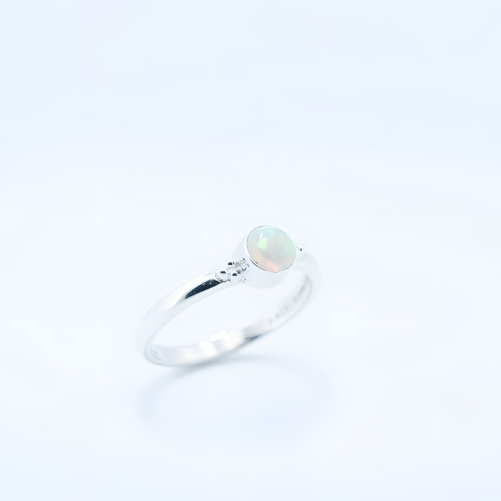 Sidabrinis žiedas su Etiopijos opalu „Svajonių šviesa"