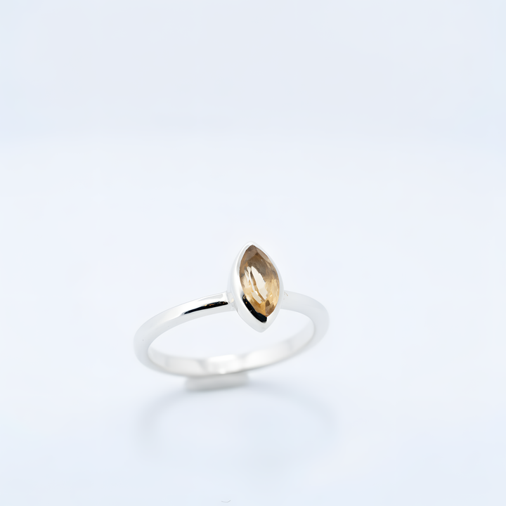 Sidabrinis žiedas su citrinu „Vidinė saulė“