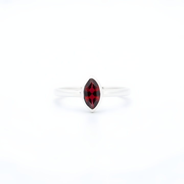 Sidabrinis žiedas su granatu almandinu „Žemės alsavimas“