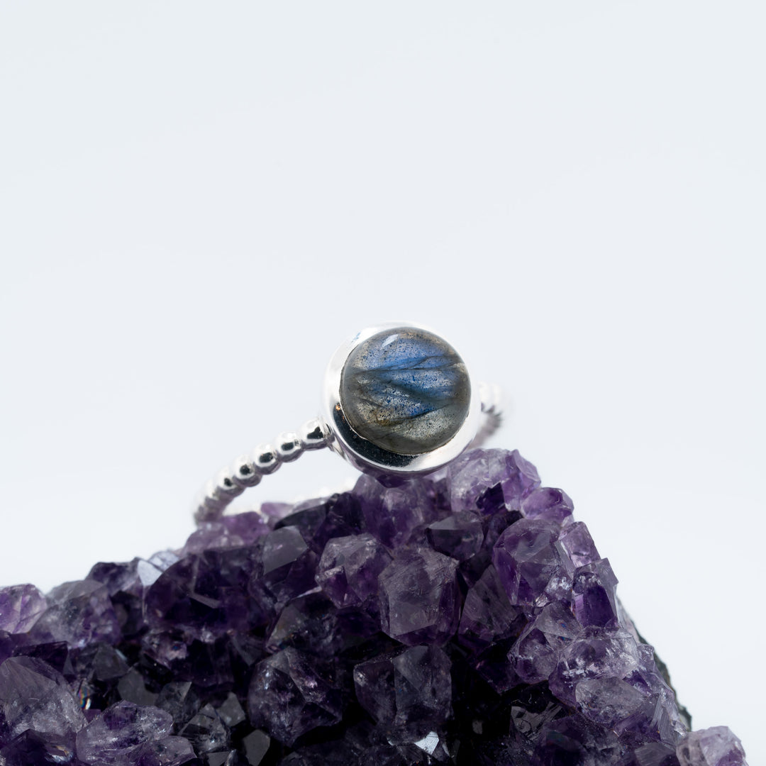 Sidabrinis žiedas su labradoritu „Tylos švytėjimas“