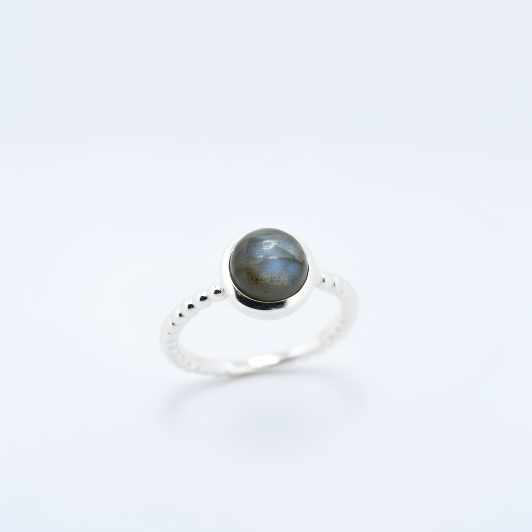 Sidabrinis žiedas su labradoritu „Tylos švytėjimas“