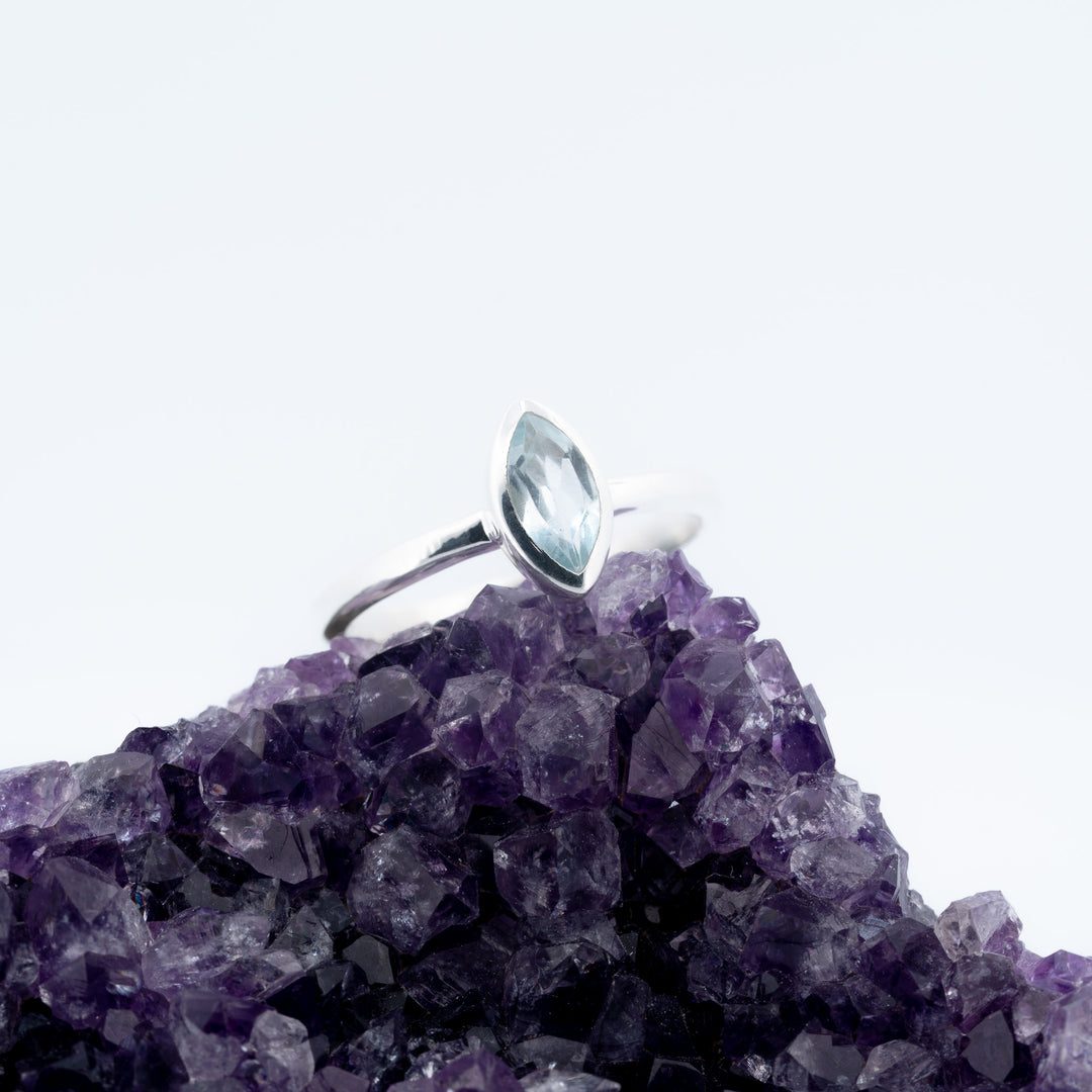 Sidabrinis žiedas su melsvu topazu „Ledo akis“