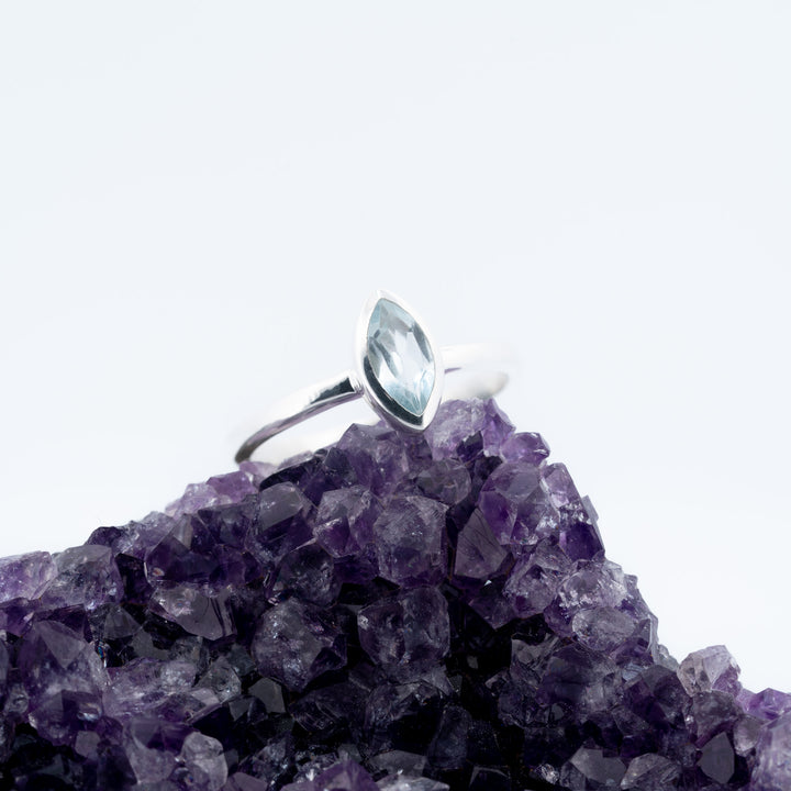 Sidabrinis žiedas su melsvu topazu „Ledo akis“