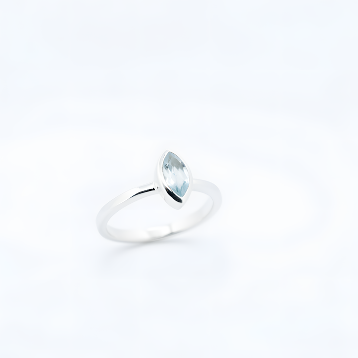 Sidabrinis žiedas su melsvu topazu „Ledo akis“