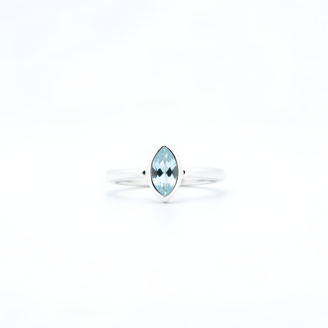 Sidabrinis žiedas su melsvu topazu „Ledo akis“