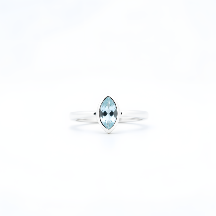 Sidabrinis žiedas su melsvu topazu „Ledo akis“