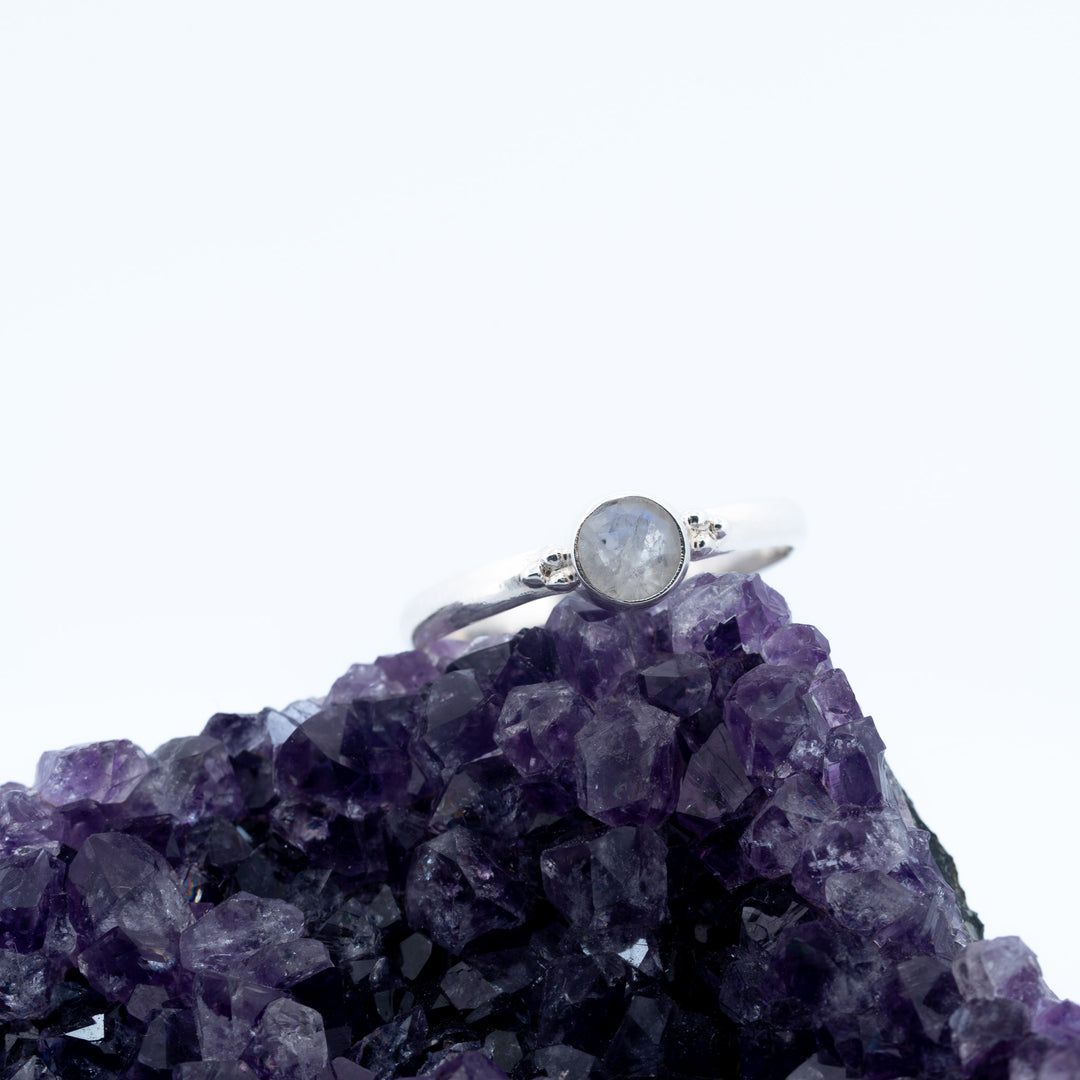 Sidabrinis žiedas su mėnulio akmeniu „Tylioji banga“