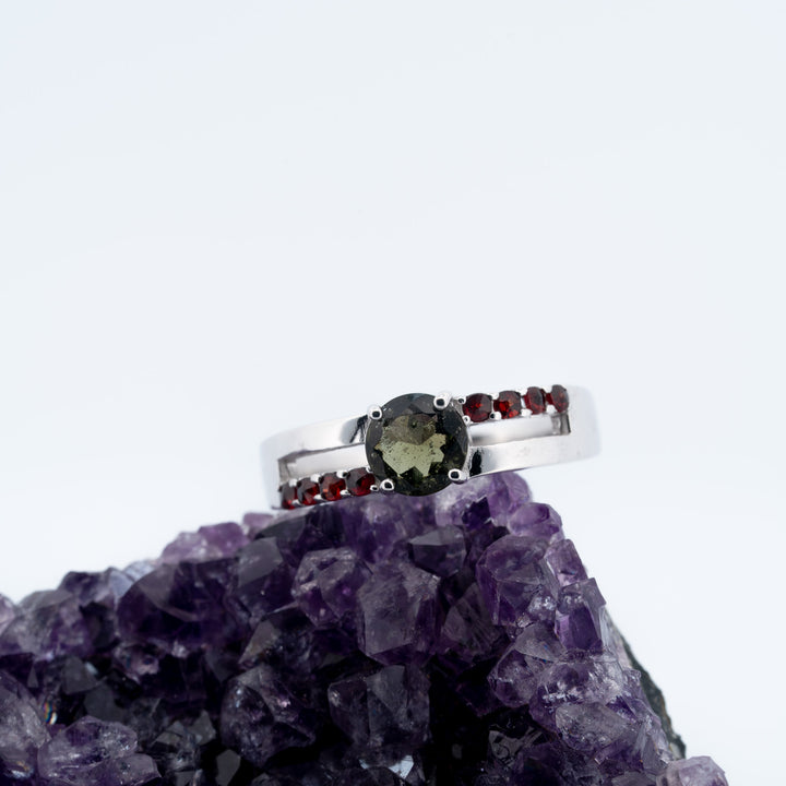Sidabrinis žiedas su moldavitu ir čekiškais granatais „Kosminė žemė“