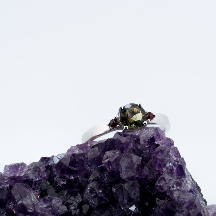 Sidabrinis žiedas su moldavitu ir čekiškais granatais „Žvaigždžių gimimas“