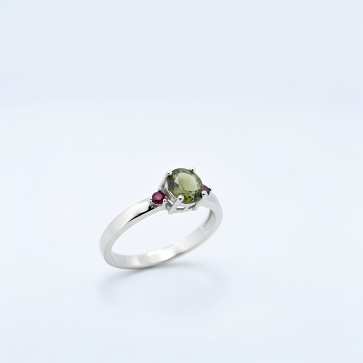 Sidabrinis žiedas su moldavitu ir čekiškais granatais „Žvaigždžių gimimas“