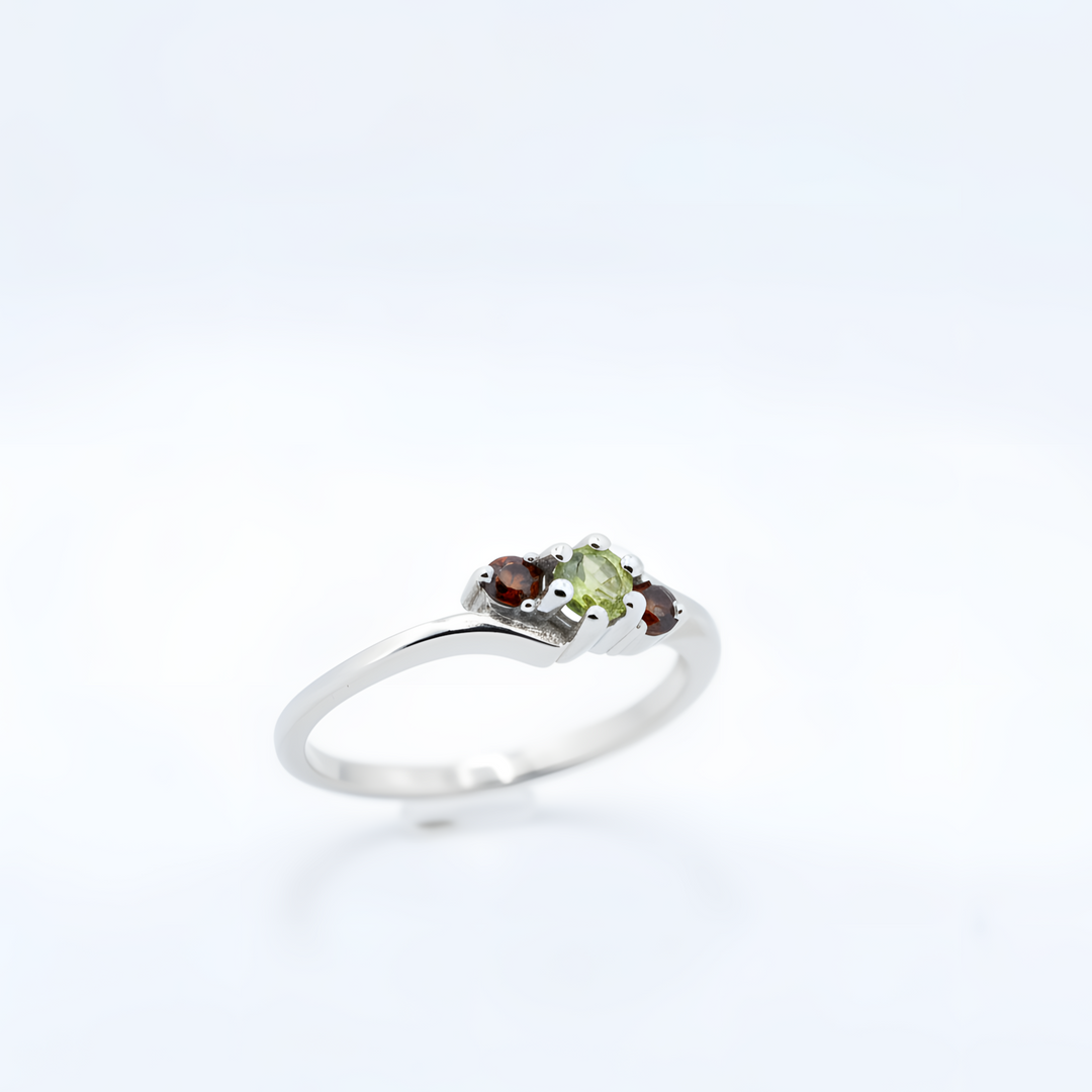 Sidabrinis žiedas su moldavitu ir čekišku granatu „Žemės ugnis“