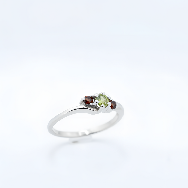 Sidabrinis žiedas su moldavitu ir čekišku granatu „Žemės ugnis“