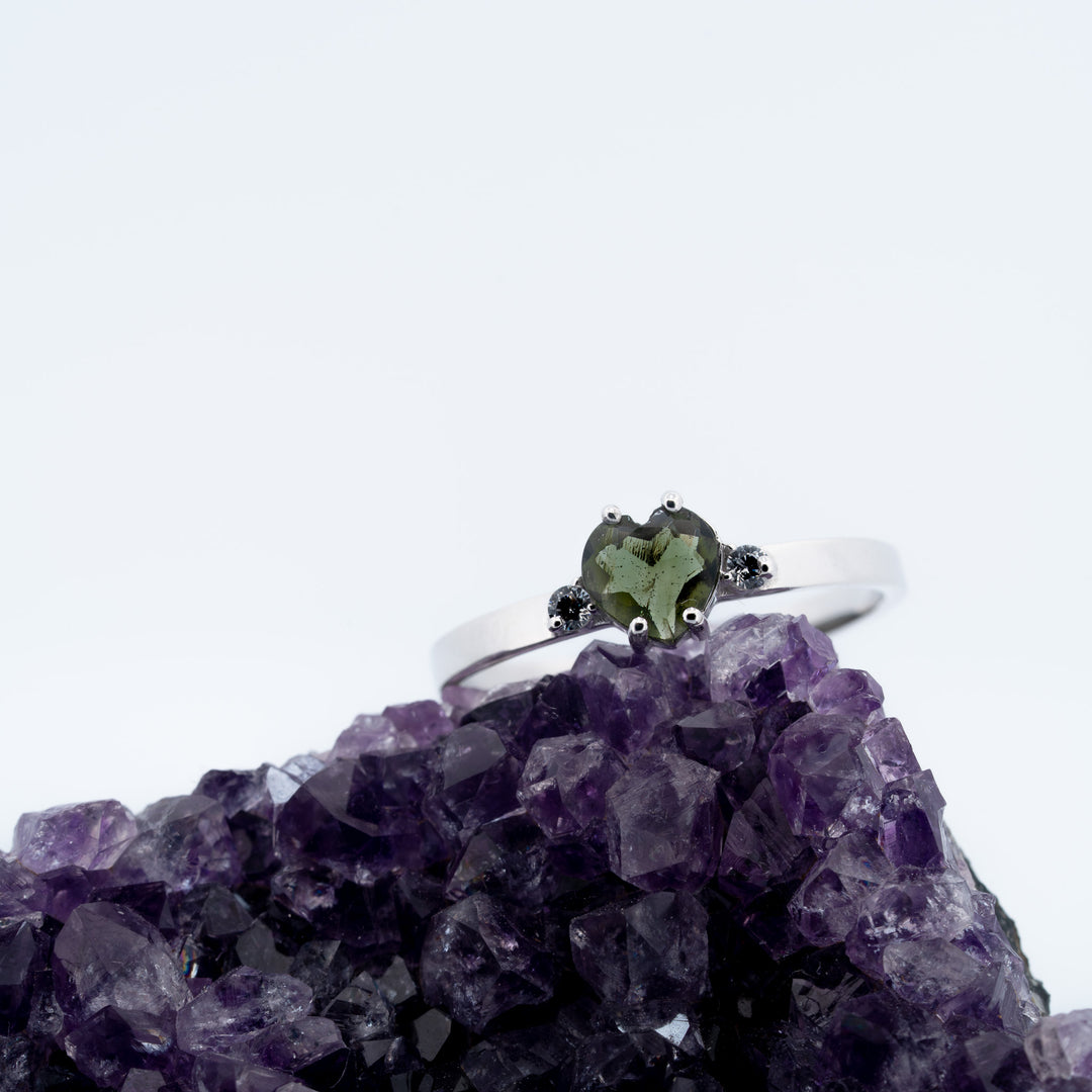 Sidabrinis žiedas su moldavitu ir cirkoniais „Dangaus atspindys“