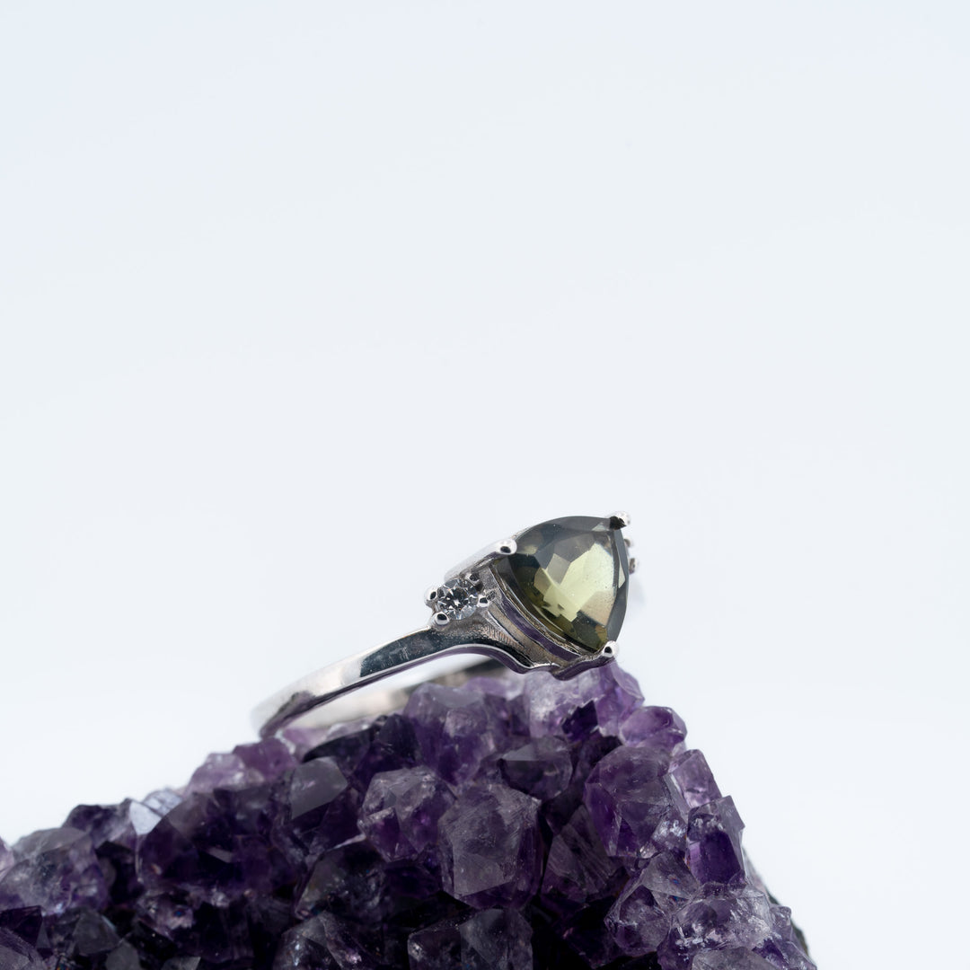 Sidabrinis žiedas su moldavitu ir cirkoniais „Žemės šviesa“