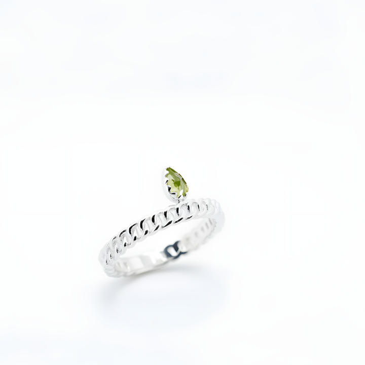 Sidabrinis žiedas su peridotu „Šviesos alsavimas“