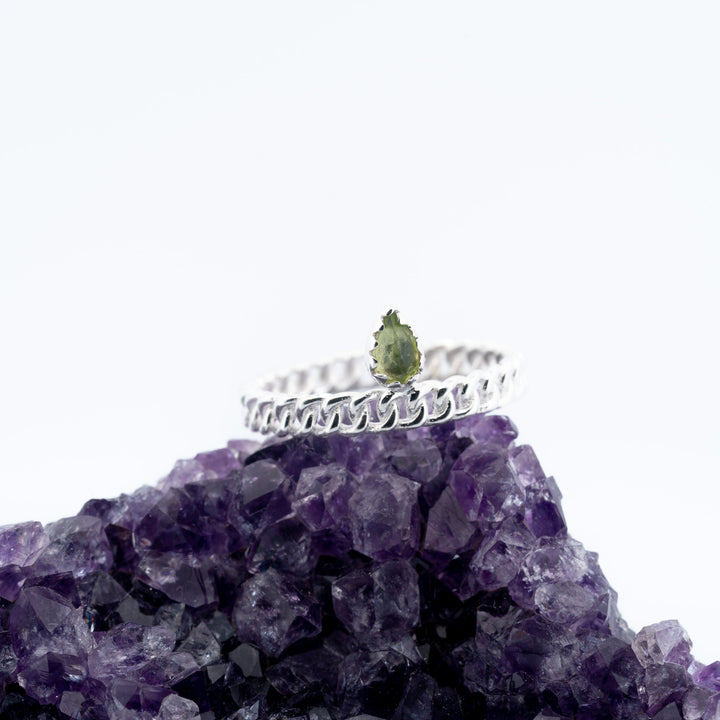 Sidabrinis žiedas su peridotu „Šviesos alsavimas“