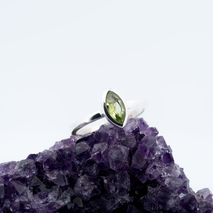 Sidabrinis žiedas su peridotu „Šviesos srovė“