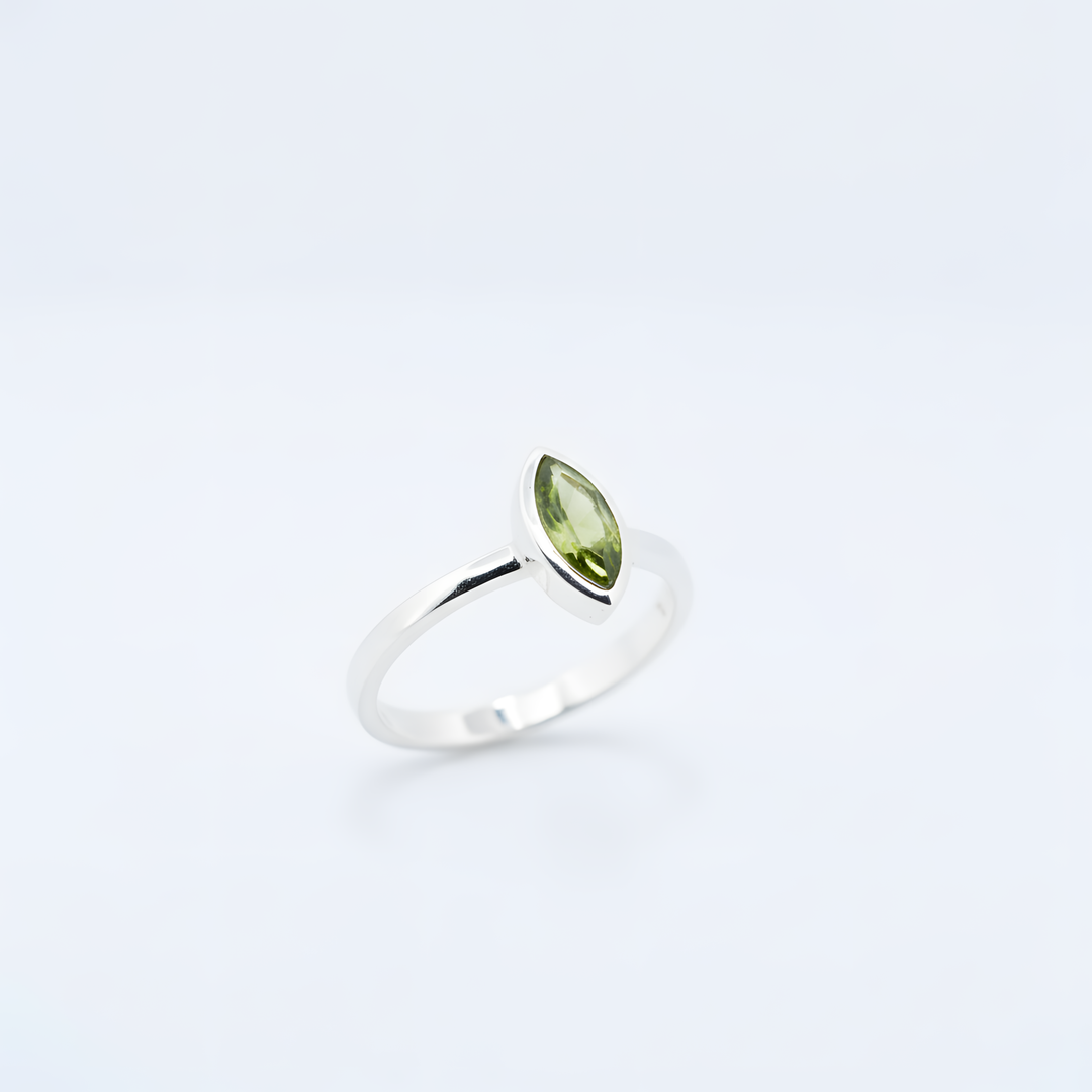 Sidabrinis žiedas su peridotu „Šviesos srovė“