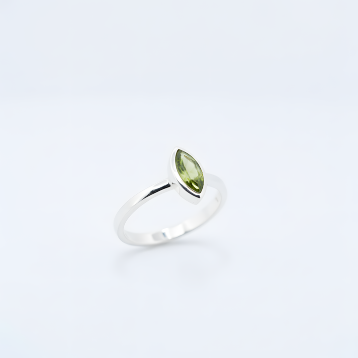 Sidabrinis žiedas su peridotu „Šviesos srovė“