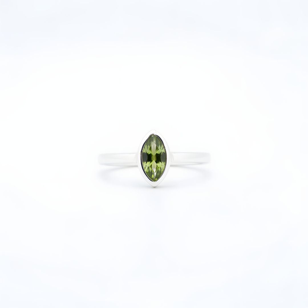 Sidabrinis žiedas su peridotu „Šviesos srovė“