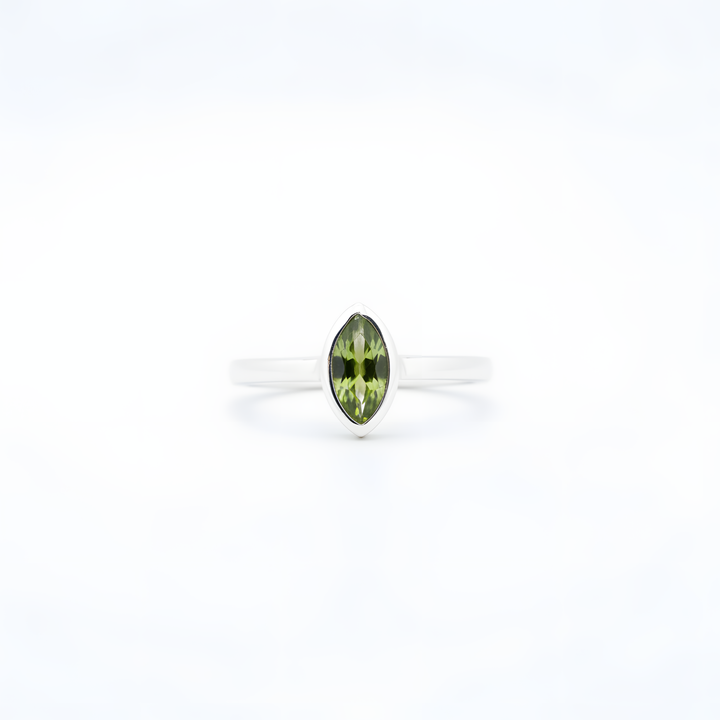 Sidabrinis žiedas su peridotu „Šviesos srovė“