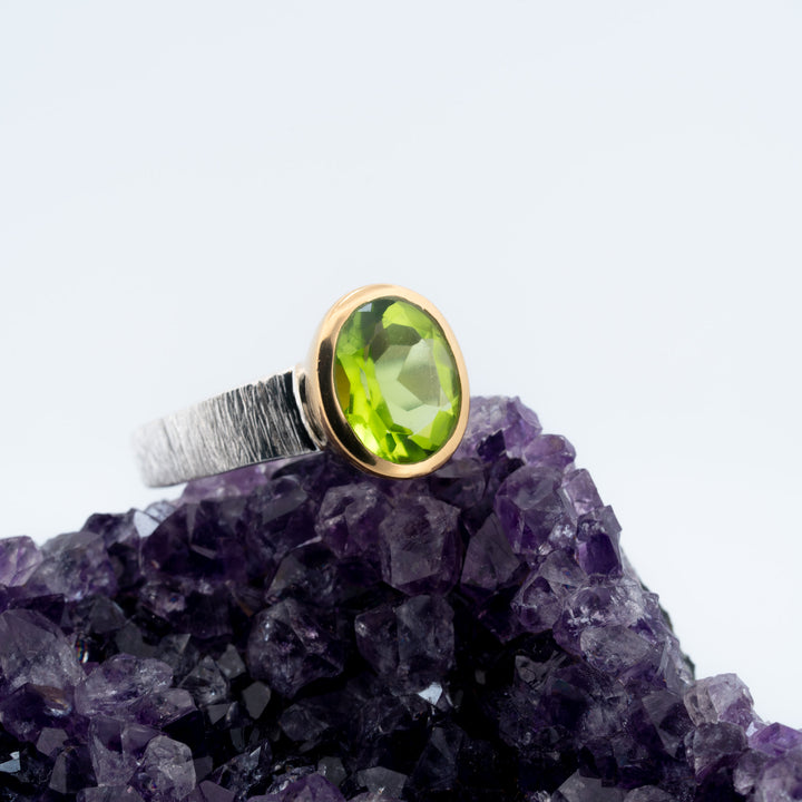 Sidabrinis žiedas su peridotu „Žemės vartai“