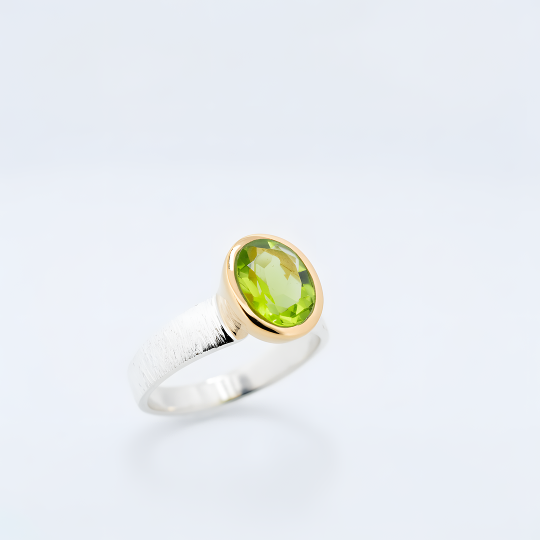 Sidabrinis žiedas su peridotu „Žemės vartai“