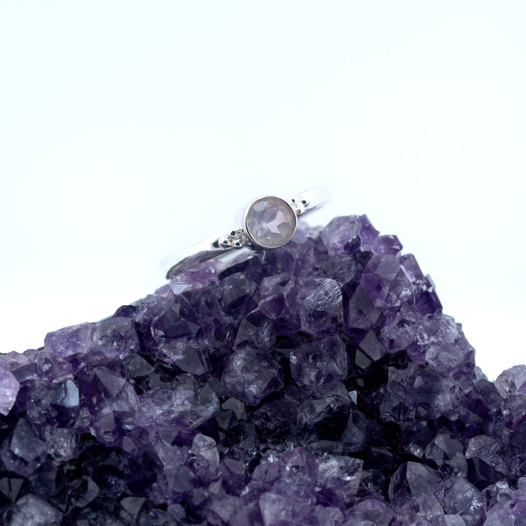 Sidabrinis žiedas su rožiniu kvarcu „Aušros tyla“