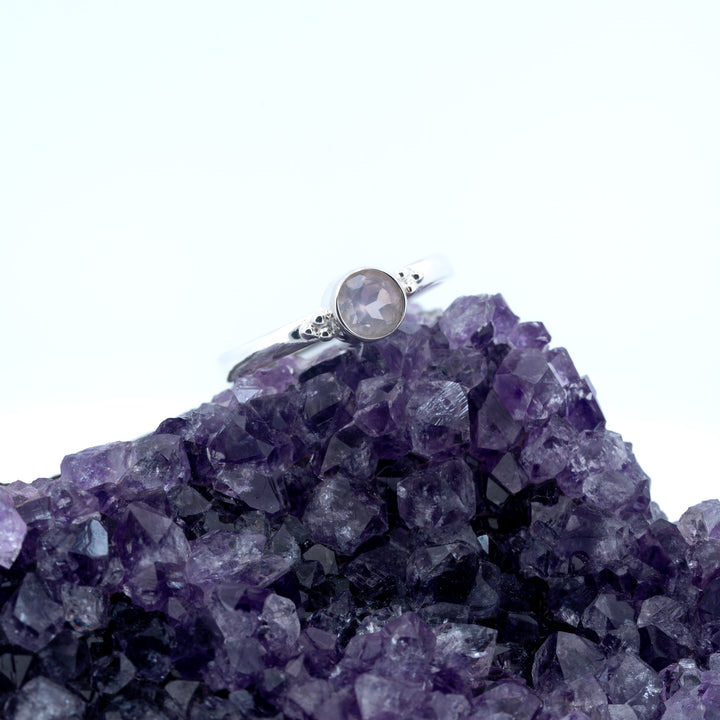 Sidabrinis žiedas su rožiniu kvarcu „Aušros tyla“