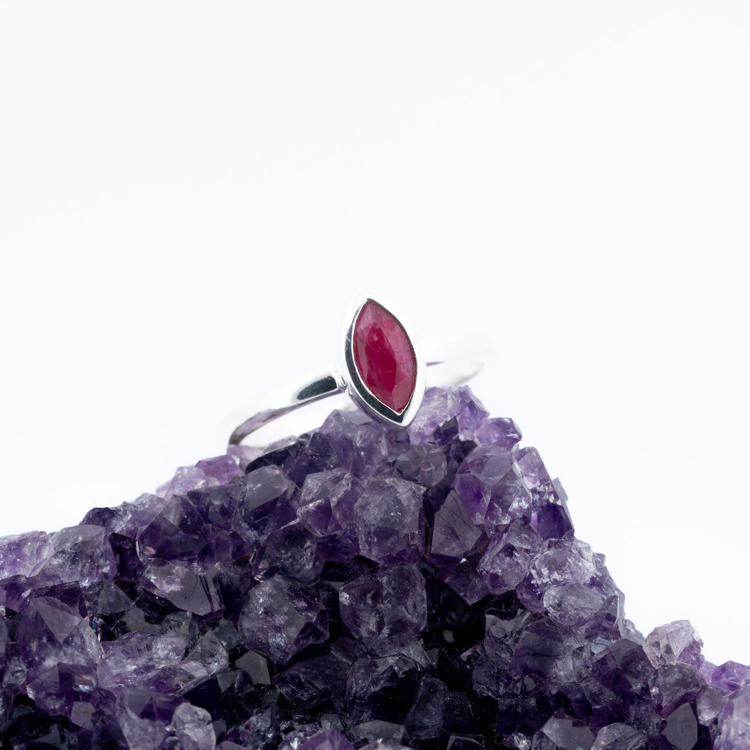 Sidabrinis žiedas su rubinu „Ugnies širdis"