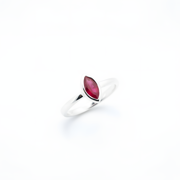 Sidabrinis žiedas su rubinu „Ugnies širdis"