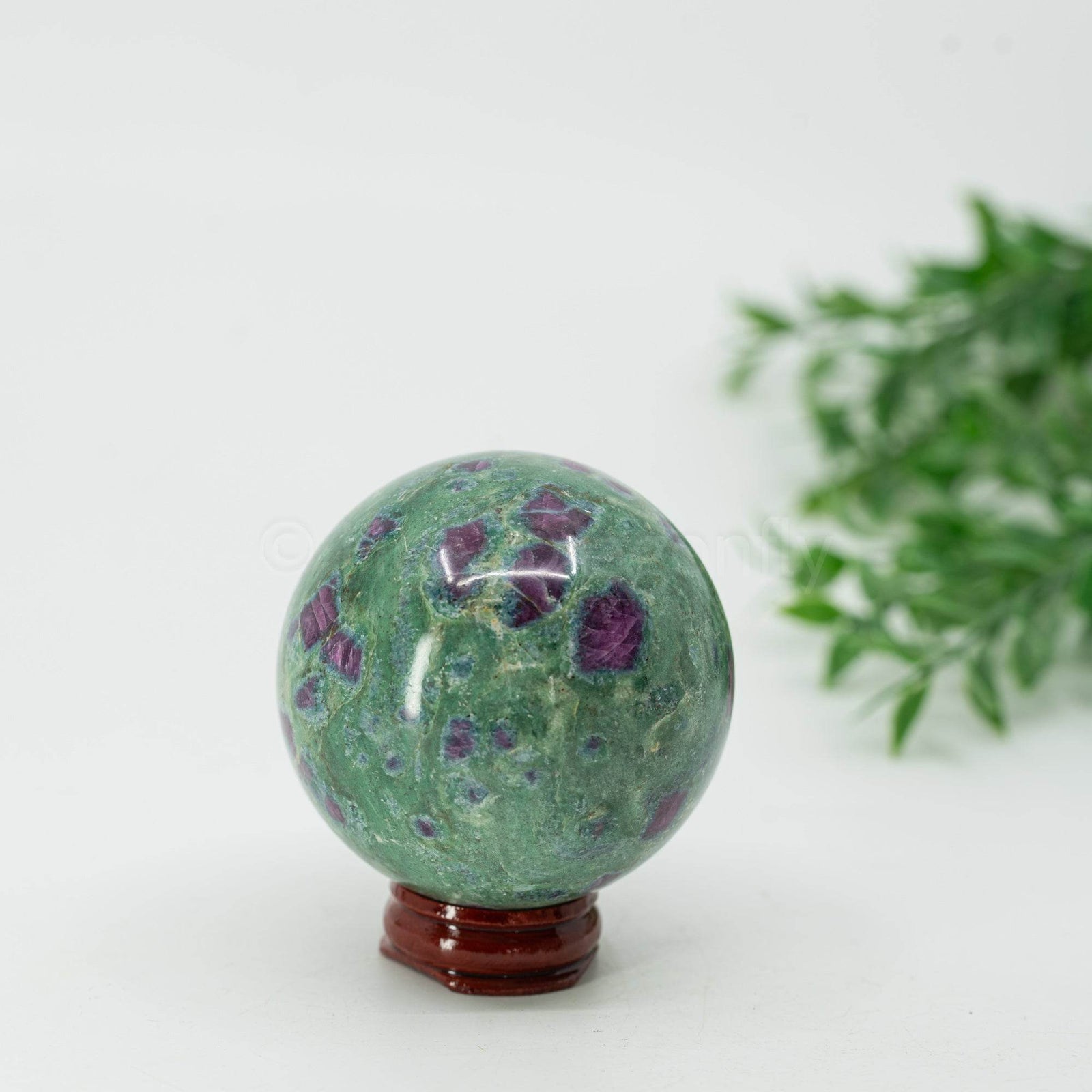 Fuksitas su Rubinu sfera 365g - Holy Dragonfly